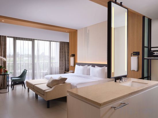 Hotel Santika Premiere Bandara - Palembang Room Type - Deluxe Room King Lake View
