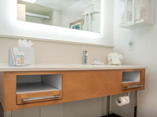 Hampton Inn and Suites by Hilton, Downtown Vancouver - Tap to explore photos