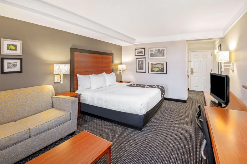 La Quinta Inn & Suites by Wyndham San Antonio Airport