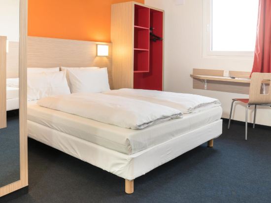 B&B Hotel Frankfurt-Airport - Tap to explore photos
