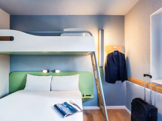 ibis budget London Barking Room Type - TRIPLE - room with a double bed and a single bunk bed