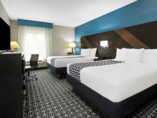 Novotel Nadi - Tap to explore photos