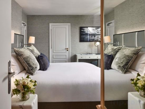 Sofitel Paris Baltimore Tour Eiffel Hotel Room Type - LUXURY ROOM with 1 queen size bed