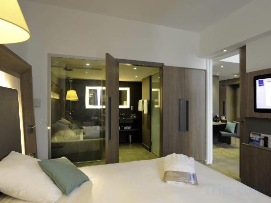 Novotel Avignon Centre Room Type - Suite - 1 bed measuring 71 x 79 in (180 x 200 cm), 1 sofa bed and 1 pull-out bed