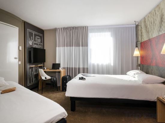 ibis Lyon Caluire Cit Room Type - Standard Room with One Double Bed and One Single Bed ibis Lyon Caluire Cit Room Type - Standard Room with One Double Bed and One Single Bed