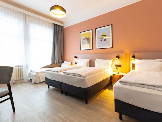 Garner Hotel Hamburg St. Georg by IHG Room Type - Premium Family King Room with One Single Bed and Sofa Bed