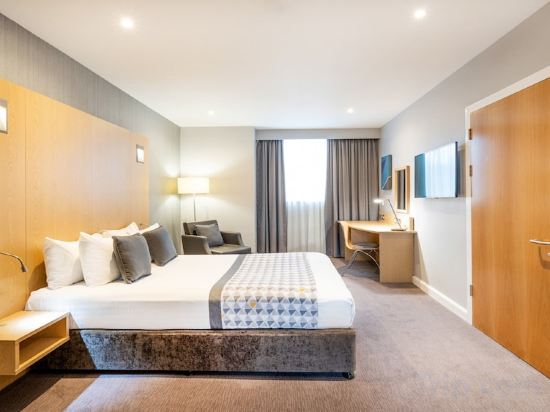 Holiday Inn LONDON - LUTON AIRPORT - Tap to explore photos