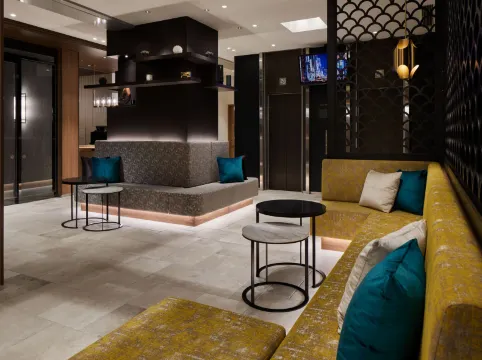 the b akasaka-mitsuke