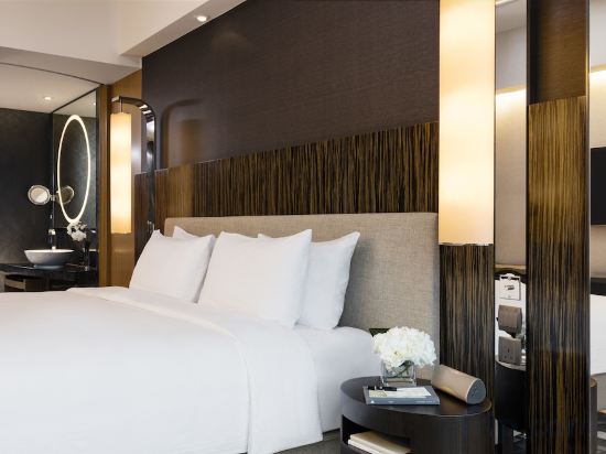 Hotel ICON Room Type - Club 36 King with Partial Harbor View