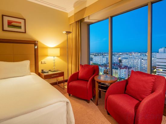 Hilton Warsaw Hotel Room Type - EXECUTIVE PANORAMIC SUITE