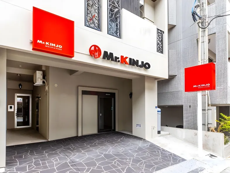 Mr.KINJO Miki24 in Front of Makishi Station