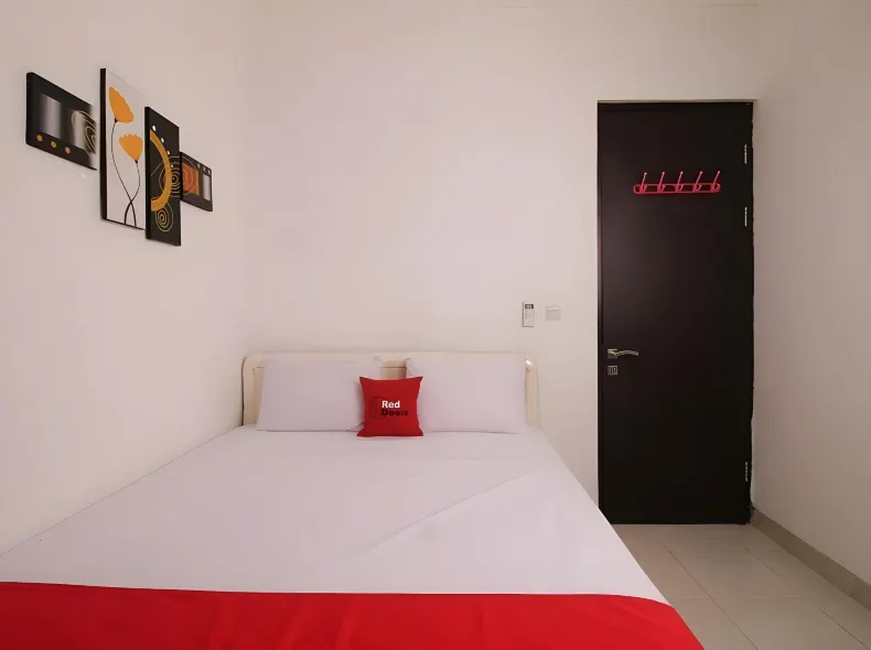 RedDoorz Plus Near Trisakti University