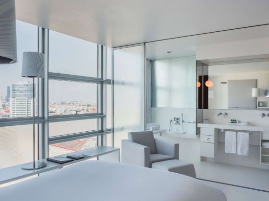 SO/ Vienna Room Type - Corner – Ferris Wheel View, 2 Queen Beds