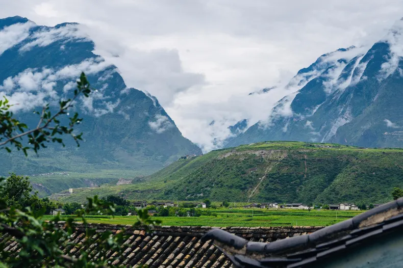 Tea House Road Daju Village