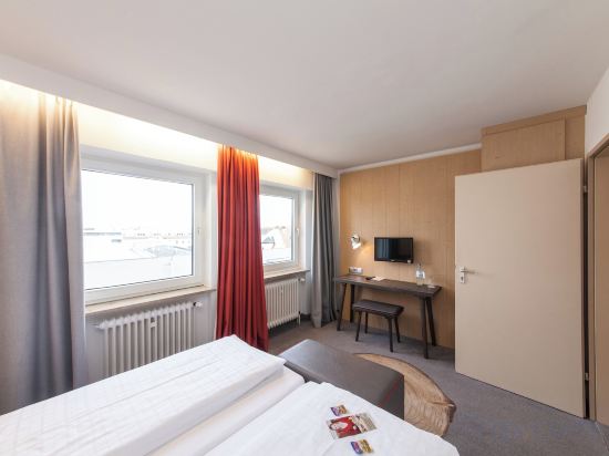 Sure Hotel by Best Western Muenchen Hauptbahnhof Room Type - Family Room with One Double Bed and Two Single Beds