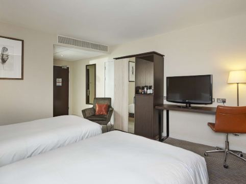 DoubleTree by Hilton Hotel London ExCel Room Type - Deluxe Twin Room with View DoubleTree by Hilton Hotel London ExCel Room Type - Deluxe Twin Room with View
