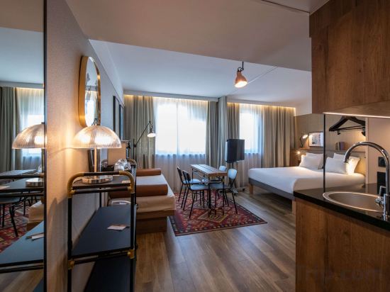Novotel Suites Nice Airport Room Type - Superior suite with 1 double bed and day bed