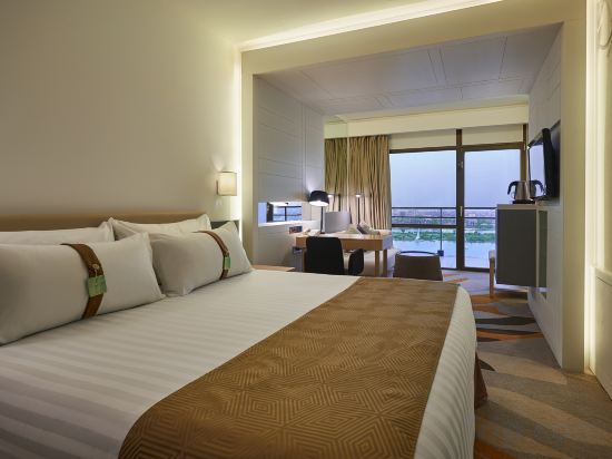 Holiday Inn CAIRO MAADI Room Type - 1 King Standard Nile View Non Smoking
