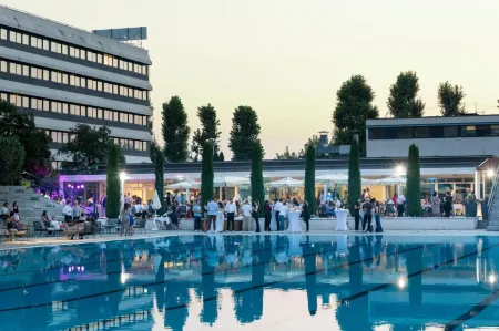 Living Place Hotel Отели рядом с достопримечательностью «Savena Beach Arena»