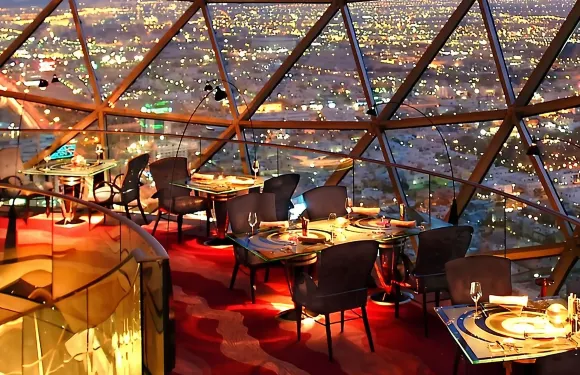在環球餐廳用餐：來自利雅德的空中美食之旅