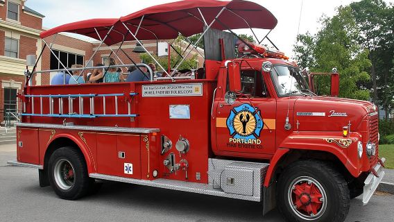 Lawatan Bersiar-siar Trak Bomba Vintaj di Portland Maine