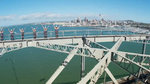 สัมผัสประสบการณ์ปีนผาหินที่สะพานโอ๊คแลนด์ฮาร์เบอร์ด้วยการขับรถด้วยตนเอง 2406