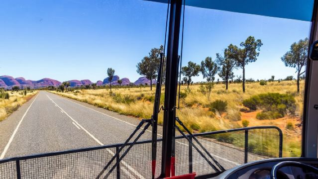 ประสบการณ์โขดหินอุลูรูพร้อมอาหารเย็นแบบบาร์บีคิว