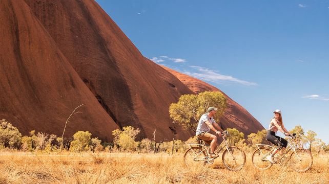 澳大利亞烏魯魯寂靜之聲晚宴+日落+觀星+原住民表演一日遊