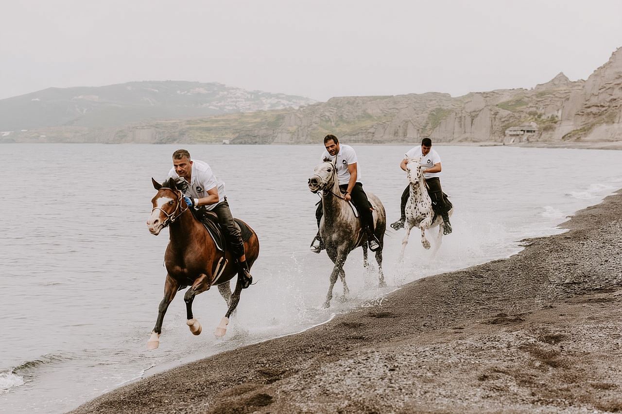 Santorini: Extreme Horse Safari with Beach Gallop