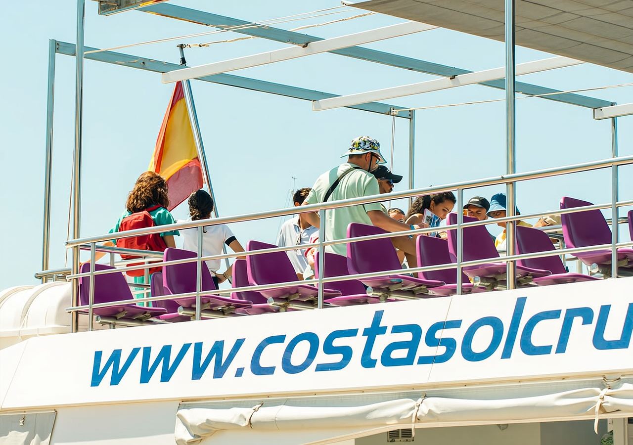 Benalmádena: Paseo en barco para avistar delfines