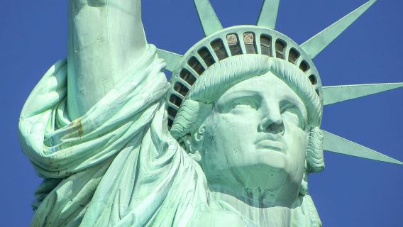 New York City: Statua della Libertà ed Ellis Island con traghetto