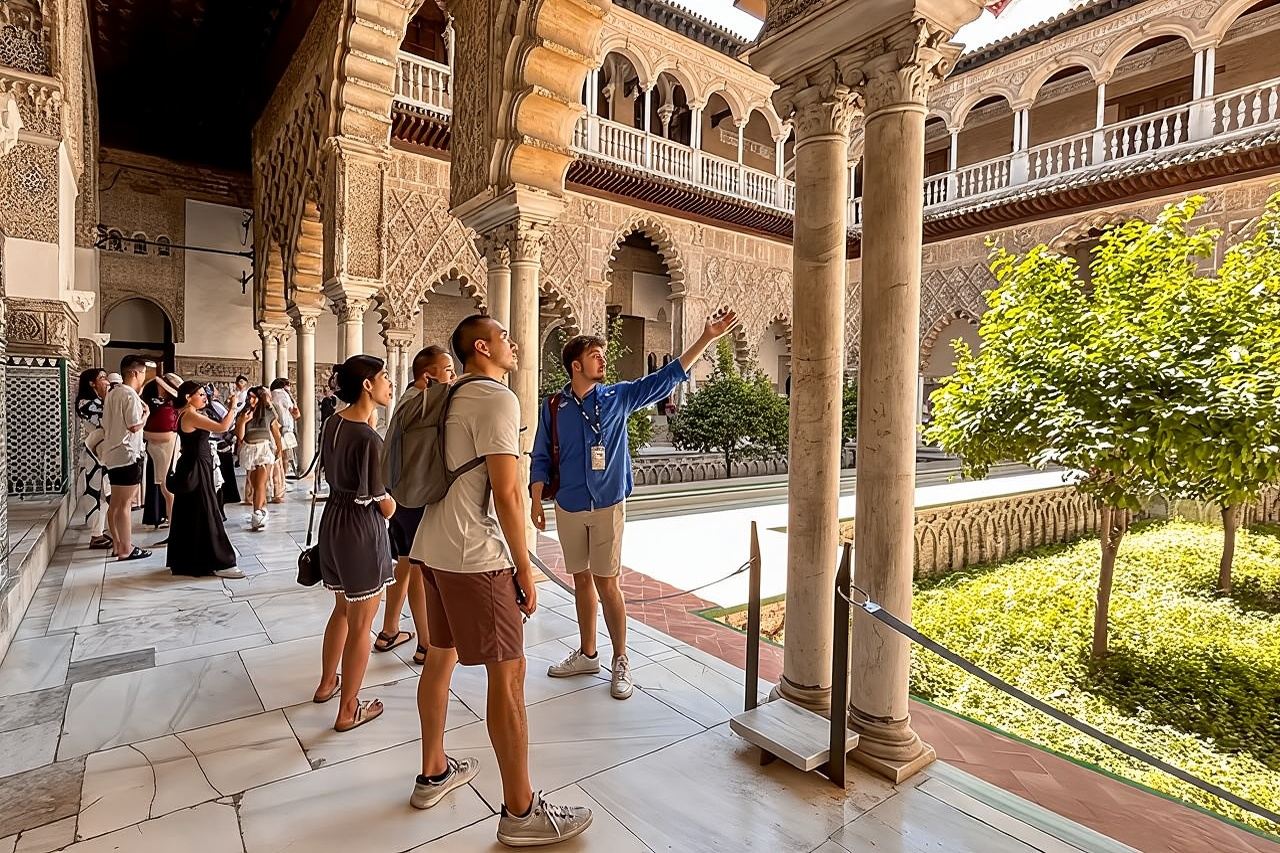 Seville Guided Tour: Alcazar, Cathedral & Giralda in English