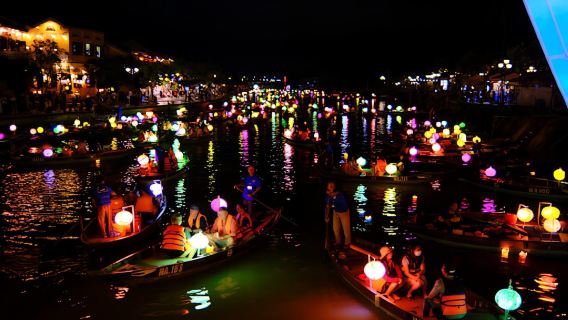 Nachtbootfahrt und schwimmende Laterne auf dem Hoai-Fluss in Hoi An