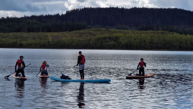 Vanuit Edinburgh: een wandeling door de Schotse Hooglanden, een kanotocht op een meer en kastelen.