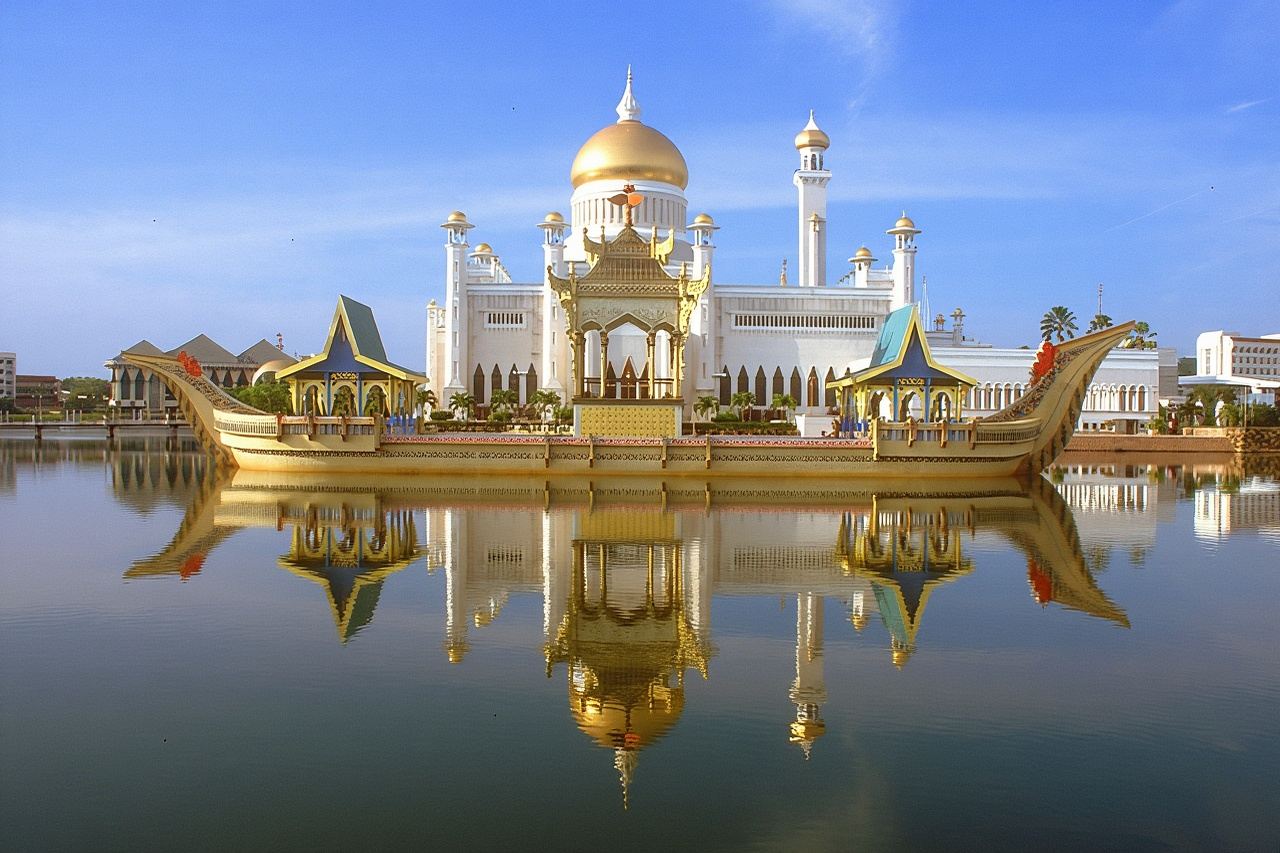 Brunei Half Day City Tour with Royal Regalia & Sultan Omar Ali Saifuddin Mosque