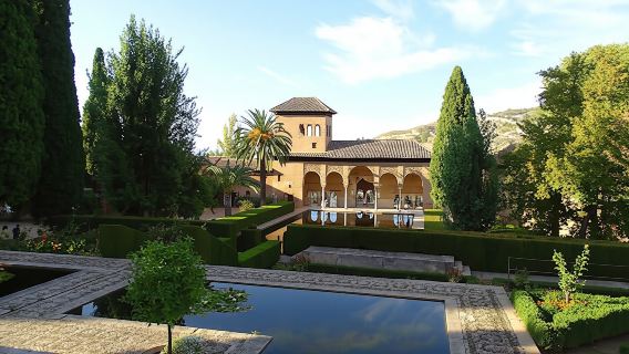 Alhambra and Generalife skip-the-line tickets and guided tour with Nasrid Palaces for small groups