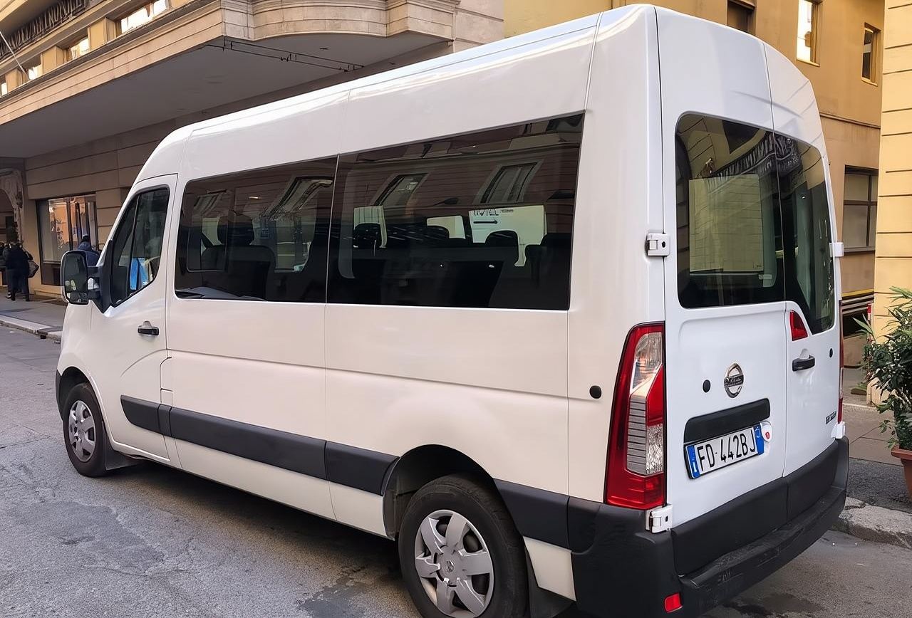 Bandara Fiumicino (FCO) - Bus Kecil Pulang Pergi antara Bandara Fiumicino dan Hotel di Rome [Transfer Pribadi/Mudah & Cepat]