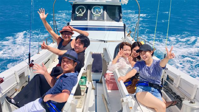 沖縄那覇半日釣りツアー【3時間クルーズ+15名団体+那覇集合出発】