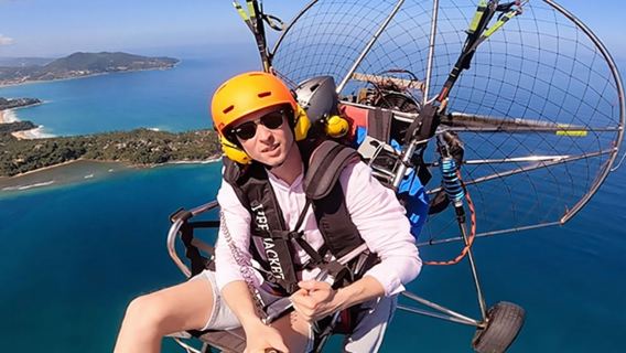 Experiencia de vuelo en parapente motorizado y avión de ala fija del Phuket Flying Club en Phuket, Tailandia.