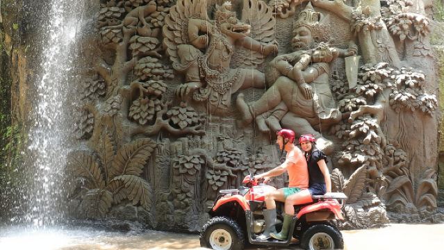 Paseo en quad por Ubud y esnórquel en la playa Blue Lagoon