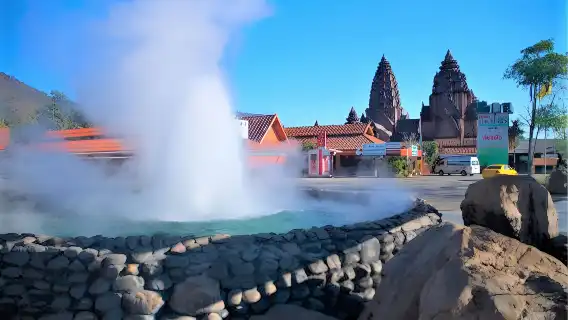 CHIANG RAI Iconic White, Blue Temple, Black House Museum Day Tour with Buffet lunch