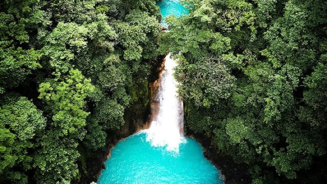 リオ・セレステハイキング、ナマケモノ保護区&ジャノス・デ・コルテス滝ツアー