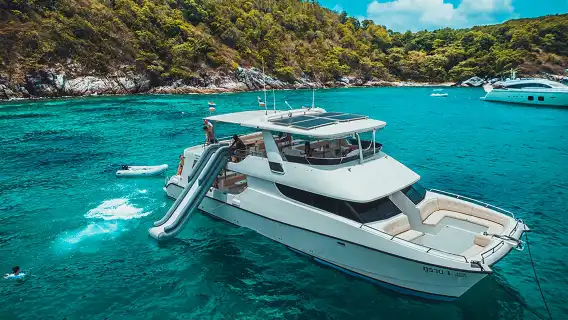 普吉島：皮皮島+蜜月島+長尾船遊碧綠灣，雙體雙層遊艇出海浮潛