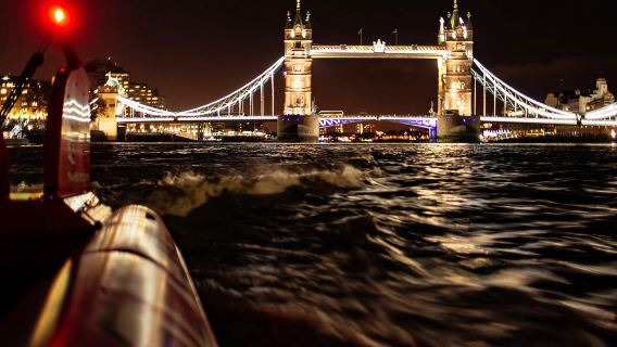 London: Speedboot-Erlebnis bei Sonnenuntergang auf der Themse mit Getränk