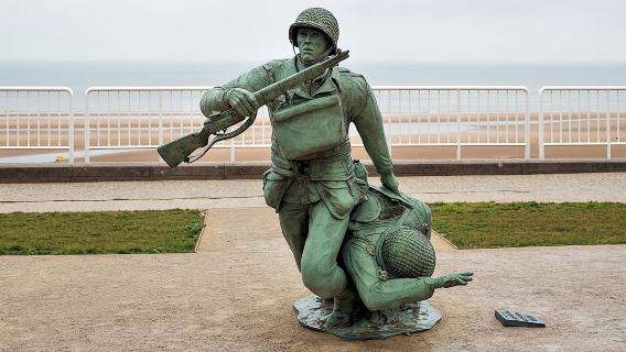 Small group excursion to the D-Day sites with lunch and minibus from Paris