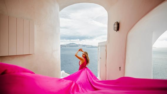 Santorini: Sesión de fotos con vestido volador con fotógrafo profesional