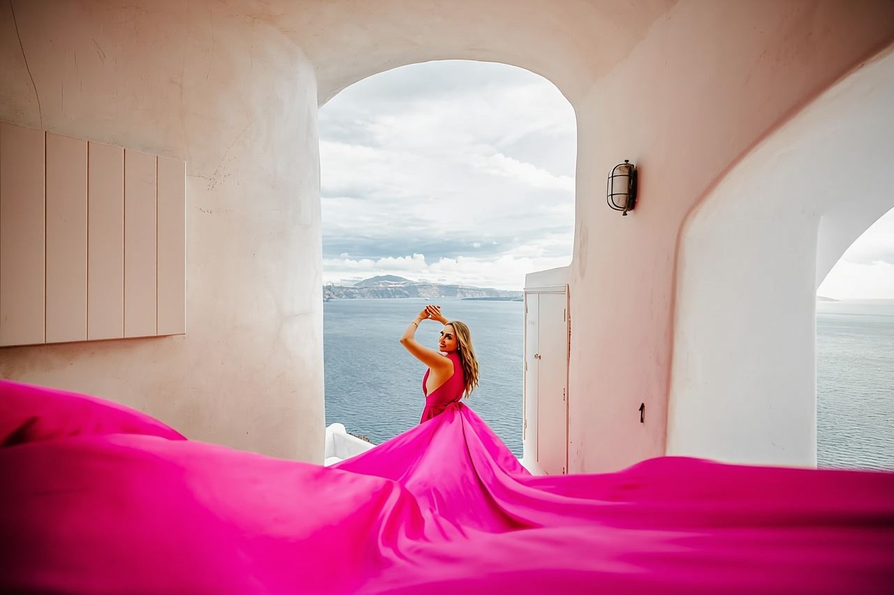 Santorini: Sesión de fotos con vestido volador con fotógrafo profesional