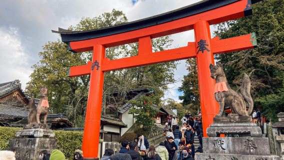 Kioto: Recorrido a pie nocturno por Fushimi Inari con guía