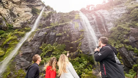 Da Queenstown: gita di un giorno a Milford Sound in pullman Premium