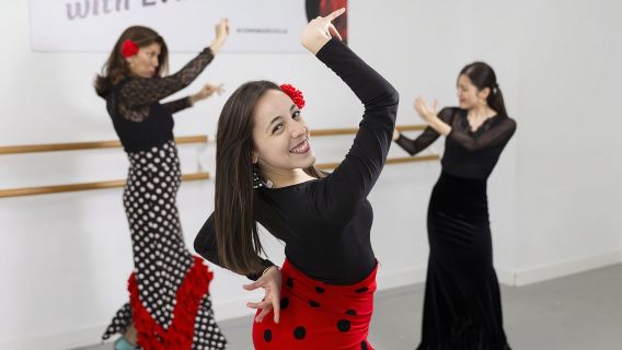Sevilla: Clase de baile flamenco con vestuario opcional